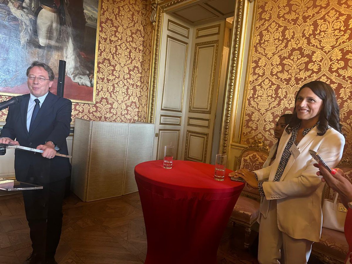 Asistieron también Éléonore Caroit, Diputada Francesa de América Latina y el Caribe, el Senador representantes de los Franceses en el Exterior, Sr. Olivier Cadic y el Director adjunto para la diplomacia económica, Sr. David Izzo.