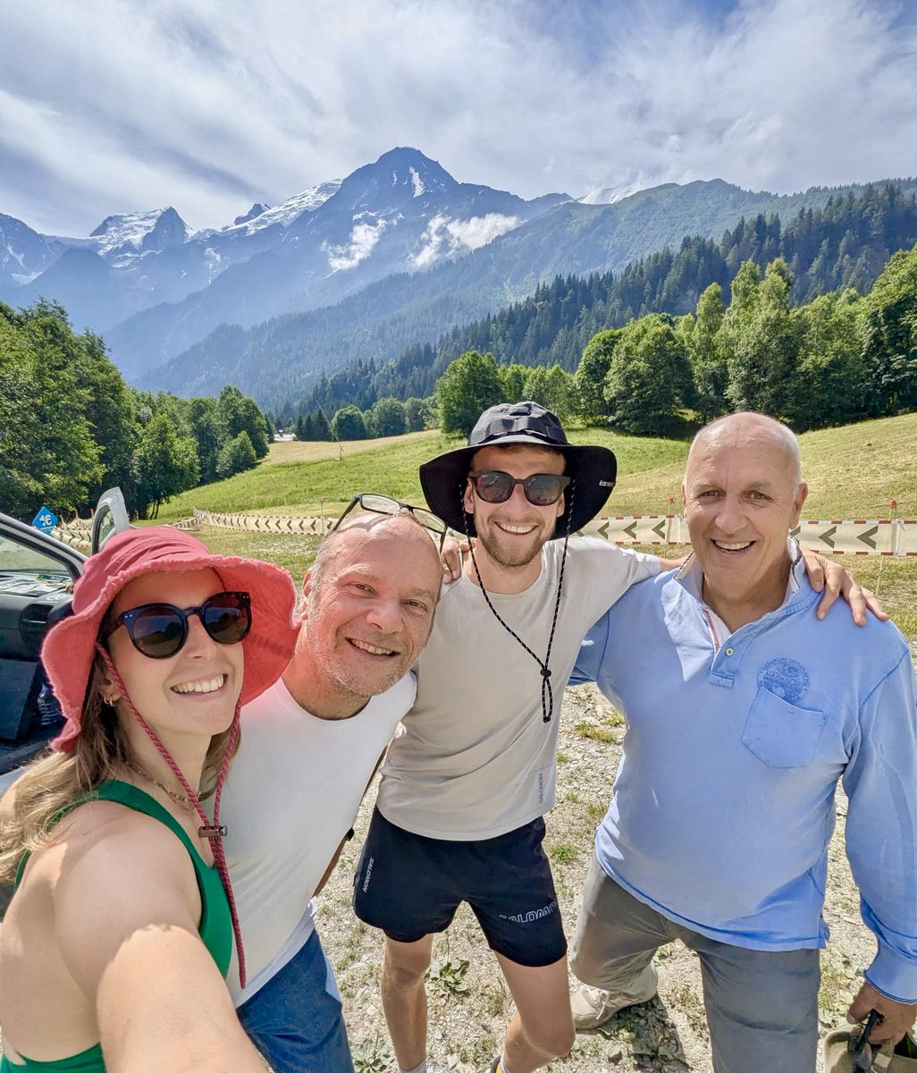 ⛰️ Tournage au pied du Mont-Blanc sur la Vanlife 🚐 avec 2 jeunes randonneurs radieux et enjoués. Vivre dans la nature en toute liberté !