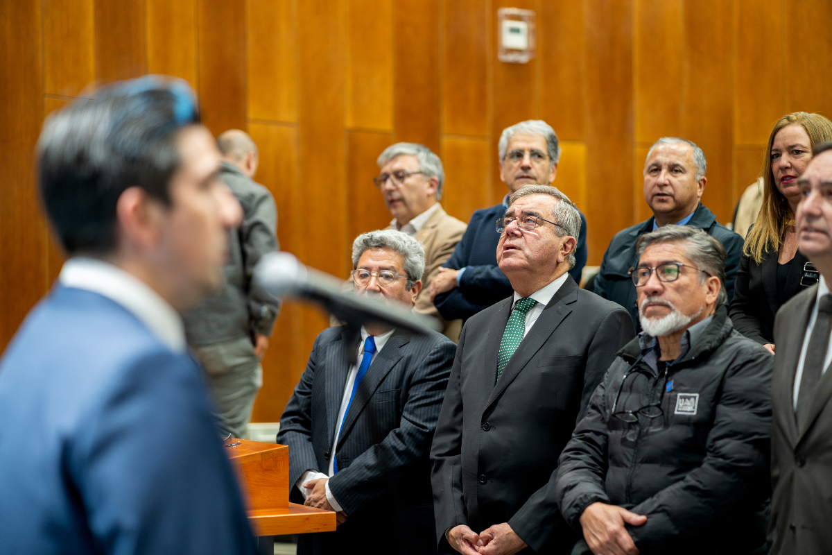 Ex rector de la Universidad de Talca Álvaro Rojas Marín, recibió reconocimiento de parte de la Agrupación de Universidades Regionales (AUR) con la medalla Rector Hilario Hernandez Gurruchaga por su aporte a las artes y la cultura.