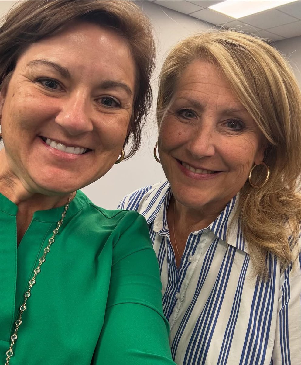Alabama_Reading's tweet image. ✨ Training w/ middle school instructional coaches of Elmore County to 📊 dig into actionable assessments to better understand how universal, screening drives data-info📚 analyze the advanced word study, & 🧠 revisited Scarborough’s Reading Rope!