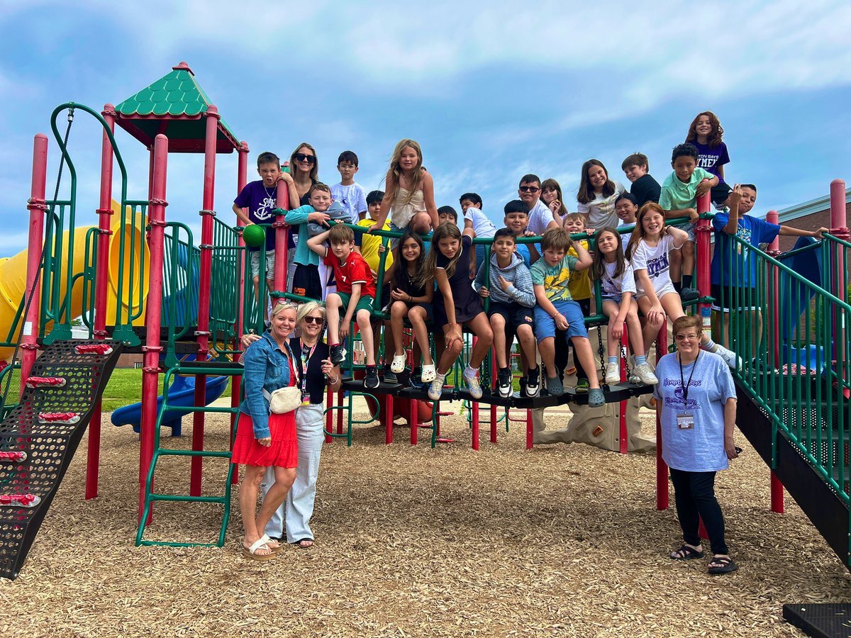 Happy last day from our 4th graders💜🤍💜🤍💜🤍 <a href="/HamptonBaysES/">Hampton Bays ES</a> #WeAreHB #HBstrong
