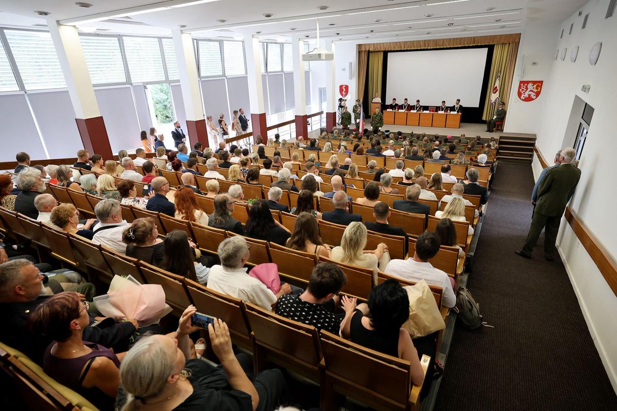 Promluvit dnes k absolventkám a absolventům Vojenské lékařské fakulty <a href="/uniobranybrno/">Univerzita obrany</a> v Hradci Králové bylo pro mě ctí. Stát se lékařem či záchranářem znamená zasvětit život záchraně životů ostatních. Spojit ale tuto profesi se službou v armádě a uniformou vyžaduje ještě víc –