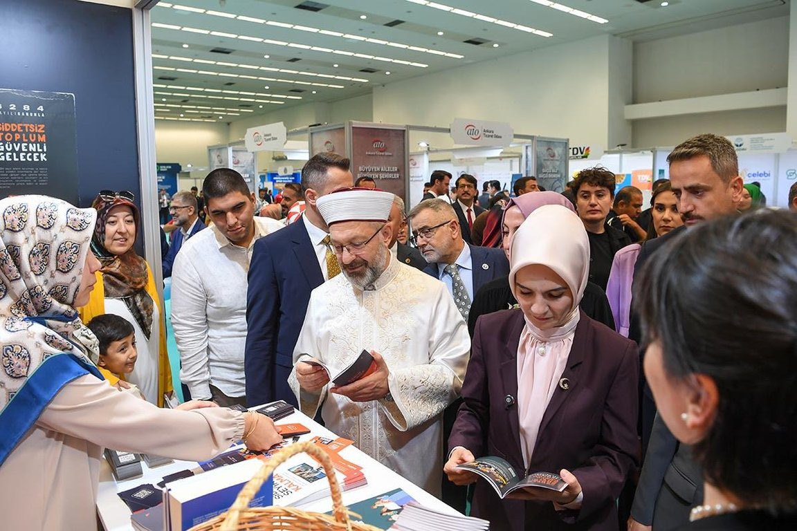 Ankara’da Uluslararası Aile Fuarı’nın açılışı gerçekleştirildi

Aile ve Sosyal Hizmetler Bakanı Mahinur Özdemir Göktaş ile Diyanet İşleri Başkanı ve Türkiye Diyanet Vakfı Mütevelli Heyeti Başkanı Prof. Dr. Ali Erbaş; Diyanet İşleri Başkanlığı ile Türkiye Diyanet Vakfı (TDV) iş