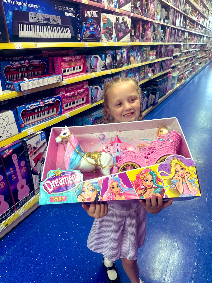 GJacques24's tweet image. Super proud of my oldest, she’s got Star Of The Week at school. A trip to smyths for a treat 👏👏 & of course a treat for her sister to 😂😂