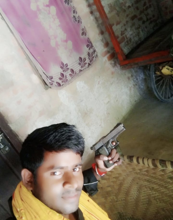 #Sultanpur - थाना क्षेत्र गोसाईंगंज में मनबढ़ युवक सुनील कुमार निषाद पुत्र राम मूरत निषाद ग्राम. सरवन, निषाद बस्ती द्वारा खुलेआम असलहे का प्रदर्शन किया जारहा है, अब देखना है कि स्थानीय पुलिस हाथ पर हाथ धरे बैठी रहती है, या युवक के खिलाफ कोई ठोस कार्यवाई करती है।