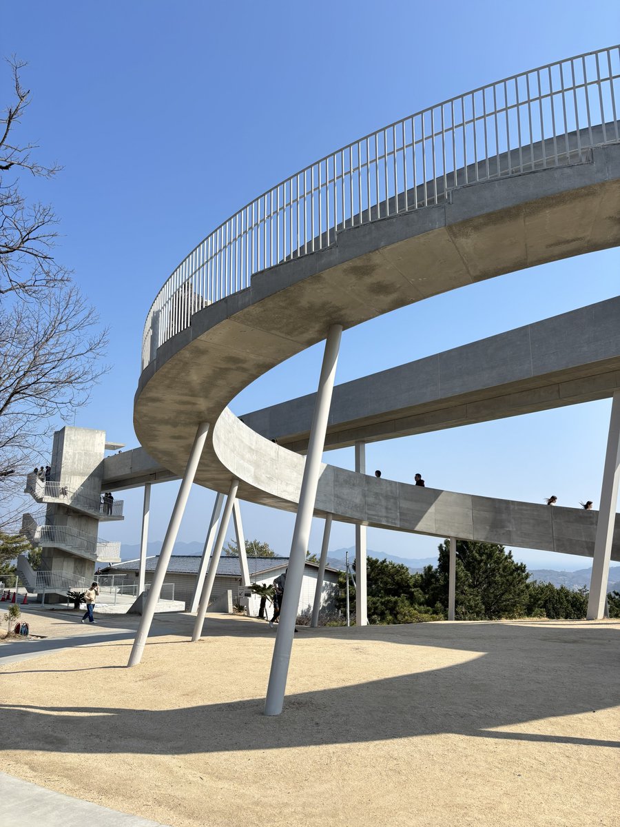 Yanagitarch's tweet photo. 千光寺頂上展望台 PEAK / AS

土地の歴史的背景、シークエンス、構造デザインなど、あらゆる面で感動した建築。
この前の広島建築巡りで一番印象に残った。 https://t.co/TmYf133GHh