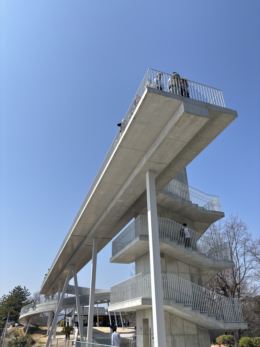Yanagitarch's tweet photo. 千光寺頂上展望台 PEAK / AS

土地の歴史的背景、シークエンス、構造デザインなど、あらゆる面で感動した建築。
この前の広島建築巡りで一番印象に残った。 https://t.co/TmYf133GHh