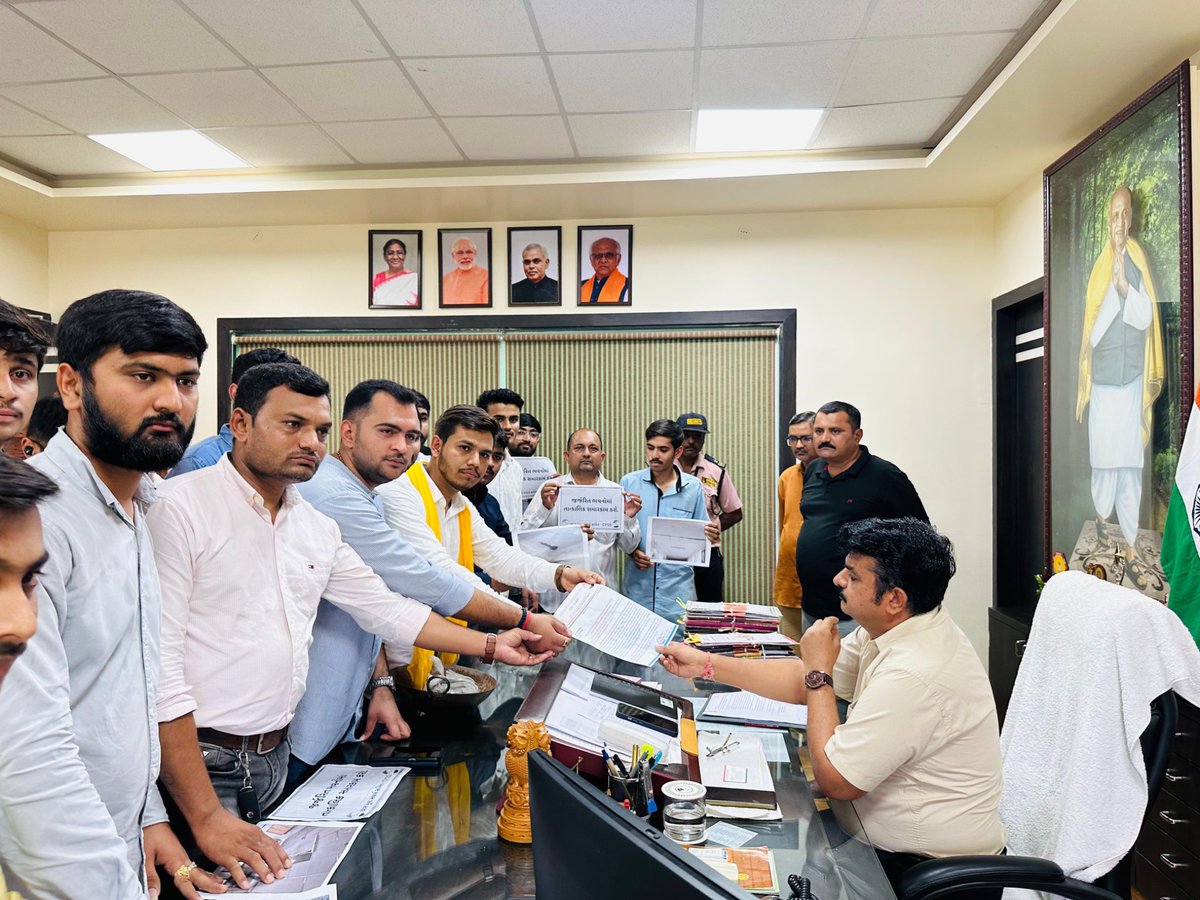 ASAP4Students's tweet photo. गुजरात के सौराष्ट्र विश्वविद्यालय में कहीं छत से प्लास्टर गिर रहा है, कहीं बारिश का पानी क्लासरूम में घुस रहा है।

ASAP प्रदेश उपाध्यक्ष सुरज बगड़ा, राजकोट अध्यक्ष प्रणव गढ़वी और ASAP टीम ने कुलपति को रेत, सीमेंट सौंपकर विरोध दर्ज कराया और तुरंत मरम्मत कार्य शुरू करने की मांग की। https://t.co/OP0UMTsnah