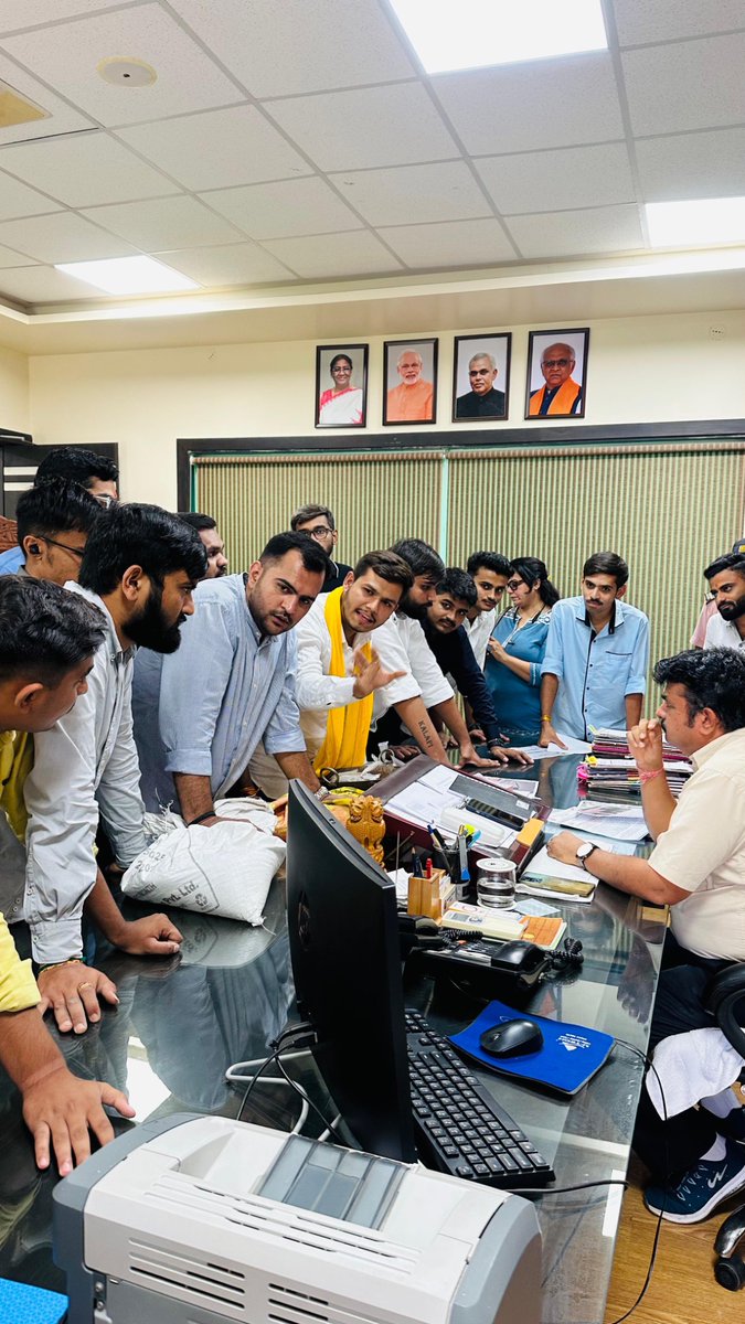 ASAP4Students's tweet photo. गुजरात के सौराष्ट्र विश्वविद्यालय में कहीं छत से प्लास्टर गिर रहा है, कहीं बारिश का पानी क्लासरूम में घुस रहा है।

ASAP प्रदेश उपाध्यक्ष सुरज बगड़ा, राजकोट अध्यक्ष प्रणव गढ़वी और ASAP टीम ने कुलपति को रेत, सीमेंट सौंपकर विरोध दर्ज कराया और तुरंत मरम्मत कार्य शुरू करने की मांग की। https://t.co/OP0UMTsnah