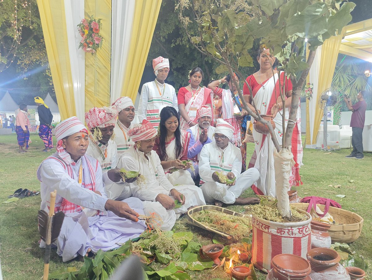 आधुनिक युग में “रूढ़िवादी आदिवासी” की क्या परिभाषा है ?  आइए आदिवासी रूढ़िवादी प्रथा यानी “कस्टमरी लॉ” को समझते हैं - 

🌱 रूढ़िजन्य सामाजिक प्रथा-  जन्म , मृत्यु , शादी , इत्यादि , से संबंधित हैं 
🌱 रूढ़िवादी धार्मिक प्रथा - आदि धर्म या सरना धर्म से संबंधित है 

⭐️रूढ़िवादी