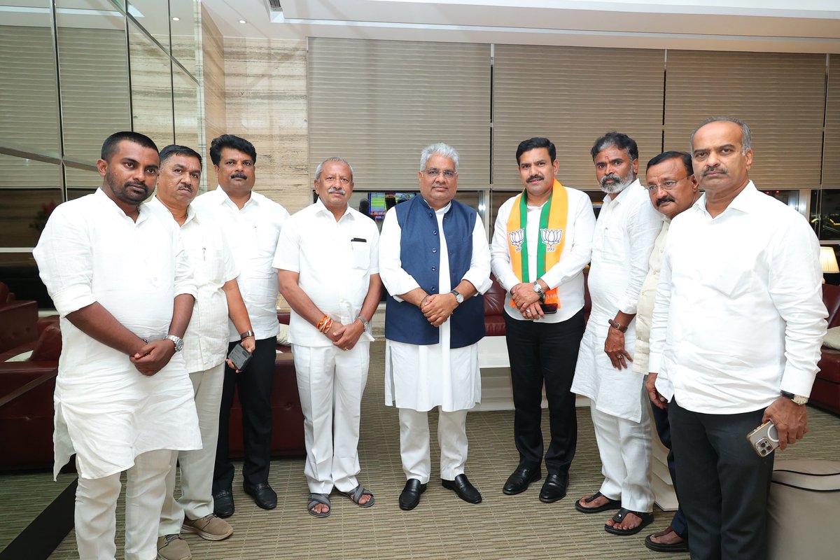 ಬೆಂಗಳೂರಿನಲ್ಲಿ ನಾಳೆ ನಡೆಯುವ ಹಿಂದುಳಿದ ವರ್ಗಗಳ ವಿವಿಧ ಕಾರ್ಯಕ್ರಮಗಳಲ್ಲಿ ಭಾಗವಹಿಸಲು ಇಂದು ರಾಜಧಾನಿಗೆ ಆಗಮಿಸಿದ ಕೇಂದ್ರದ ಜನಪ್ರಿಯ ಸಚಿವರು ಹಾಗೂ ಹಿಂದುಳಿದ ಸಮುದಾಯಗಳ ನೇತಾರರೂ ಆದ ಶ್ರೀ <a href="/byadavbjp/">Bhupender Yadav</a>  ಜೀ ಅವರನ್ನು ವಿಮಾನ ನಿಲ್ದಾಣದಲ್ಲಿ ಆತ್ಮೀಯವಾಗಿ ಬರಮಾಡಿಕೊಳ್ಳಲಾಯಿತು.

ಈ ಸಂದರ್ಭದಲ್ಲಿ ಮಾಜಿ ಸಚಿವರು ಹಾಗೂ ರಾಜ್ಯ