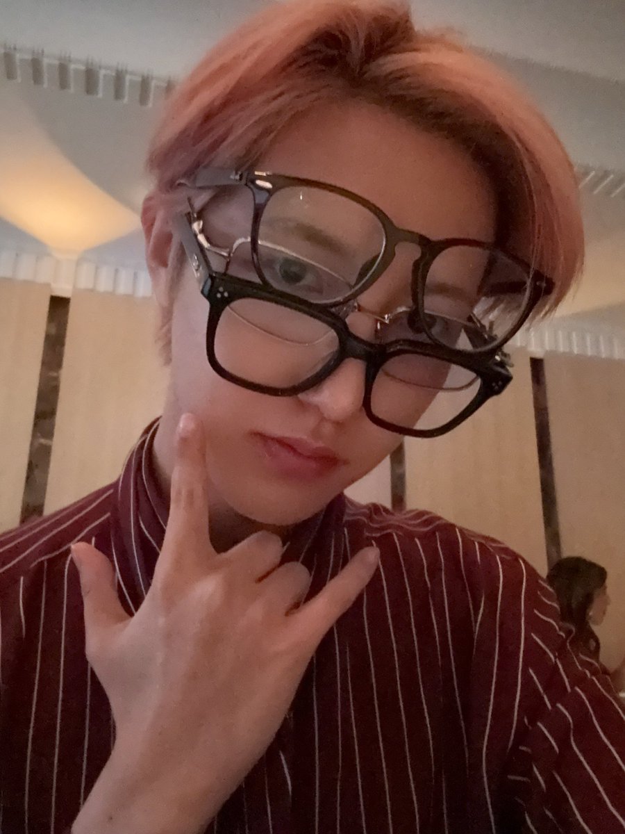 คือฮีน่าจะชอบเสื้อตัวนี้มากอะ แล้วเอาแว่นมาใส่ โคตรจะบ๊อง 55555555