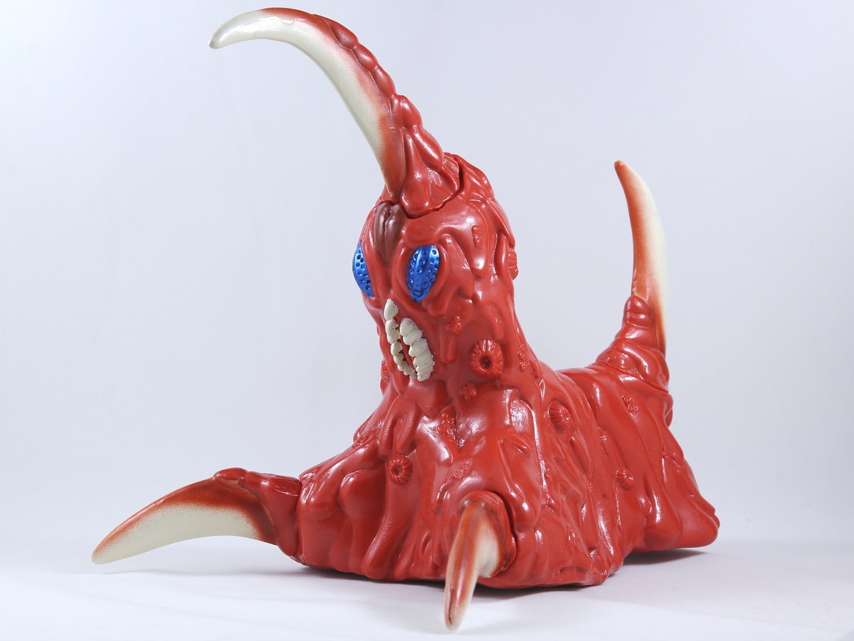 90's怪獣ソフビ
・どくろ怪獣 レッドキング(雌)『ウルトラマンパワード』
　8,000円　完成品ソフビ

・変身生命体リュグロー
　12,000円　塗装済キット（梱包の都合上一部パーツの組み立てが必要です）