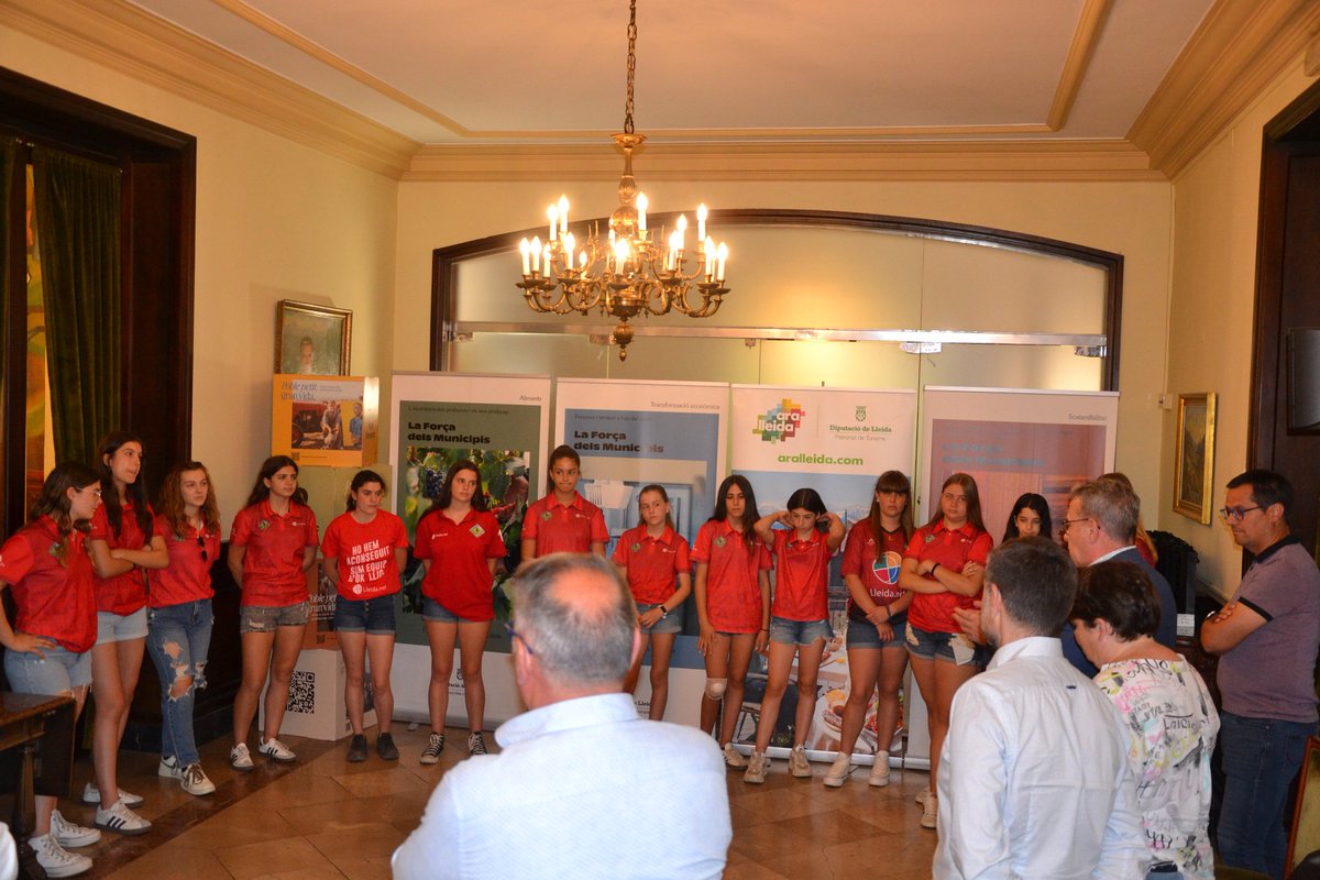Ajuntament d’Alpicat (@ajalpicat) on Twitter photo 📢 L’alcalde d’Alpicat, Joan Gilart, ha assistit aquest divendres a la recepció del president de la Diputació de Lleida, Joan Talarn, a les components del Club Hoquei Alpicat 🏑 pel seu ascens a l’OK Lliga femenina 🏆
<a href="/HCAlpicat/">HC Lleidanet Alpicat</a> 📢 L’alcalde d’Alpicat, Joan Gilart, ha assistit aquest divendres a la recepció del president de la Diputació de Lleida, Joan Talarn, a les components del Club Hoquei Alpicat 🏑 pel seu ascens a l’OK Lliga femenina 🏆
<a href="/HCAlpicat/">HC Lleidanet Alpicat</a>