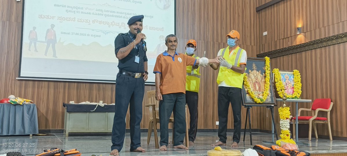 10NDRF's tweet photo. #Disaster_Preparedness
Empowering youth with life saving skills.
🔶 Community Awareness program.
🔶At Beltangad-vill, Ujjare Dharamshala, Dakshina Kannad-dist (KA).
🔶Total 325 Regional trg.volinters and others benefited.
#BePrepared   
@NDRFHQ
@ANI
@PIB_India
@skdrdpofficial https://t.co/ae4CkgT9v6