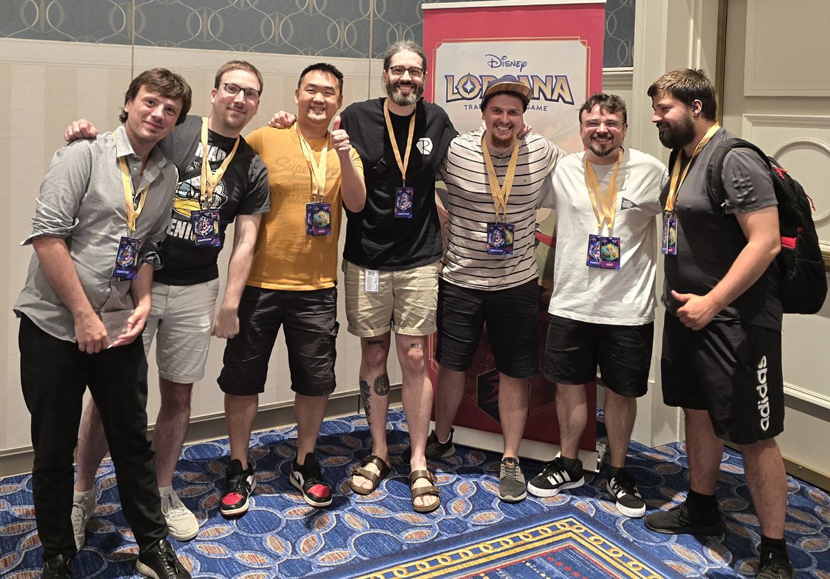 Les Worlds c'est demain ! Bien arrivé à Orlando, petite photo avec tous les francophones 🇫🇷🇨🇦🇧🇪. On va tout donner !  <a href="/MTM_Metamakers/">MetaMakers</a> <a href="/lorcana_s4iler/">Maelstrom | s4iler🔜CCS 25$K</a> <a href="/Swandai_/">Douglas Auchelie</a> <a href="/DisneyLorcanaFR/">Disney Lorcana Fr</a>