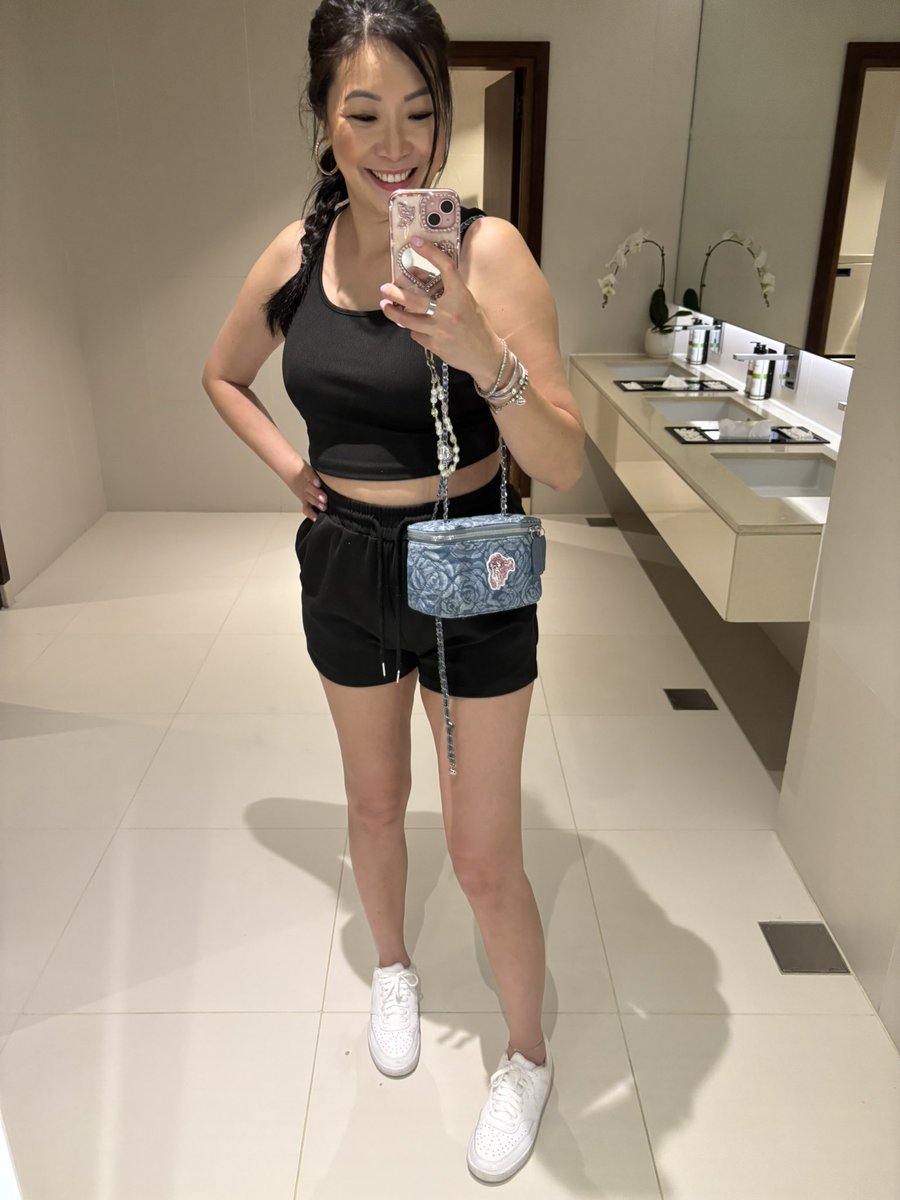 Walking into Friday sporting our love for <a href="/BoredApeYC/">Bored Ape Yacht Club 🍌</a> with our custom 1/1 🩷Bored Baddies🩷 purse!! New purse’s dropping soon!!

Share your Ape love with the woman in your life - partner, mom, daughter, sister or friend 

🩷Link to Shop🩷
boredbaddies.myshopify.com/products