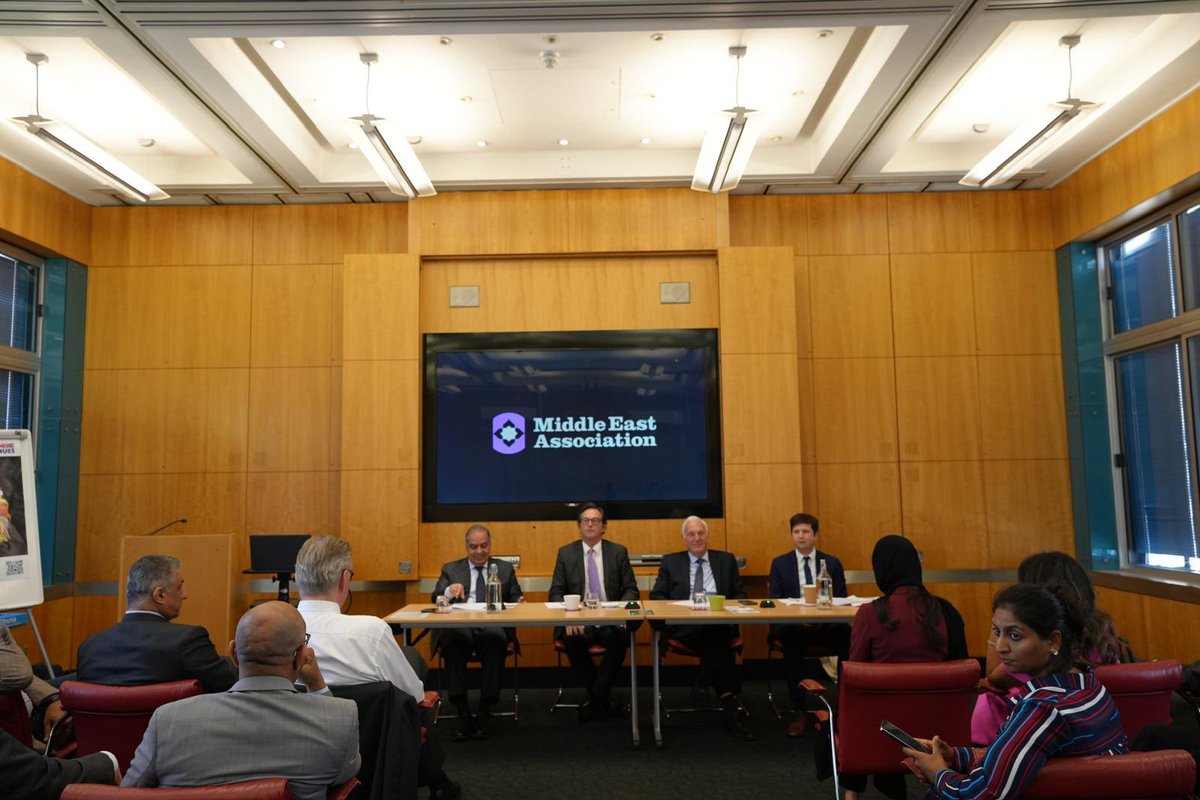 BahrainEmbUK's tweet image. H.E. Sh. @Fawaz_AlKhalifa, Ambassador of the Kingdom of 🇧🇭 to the 🇬🇧, participated in a panel hosted by the Middle East Association, alongside Rt Hon. the Lord Udny-Lister and Jack Moreton-Burt from @biztradegovuk , to discuss progress towards the GCC-UK Free Trade Agreement.…