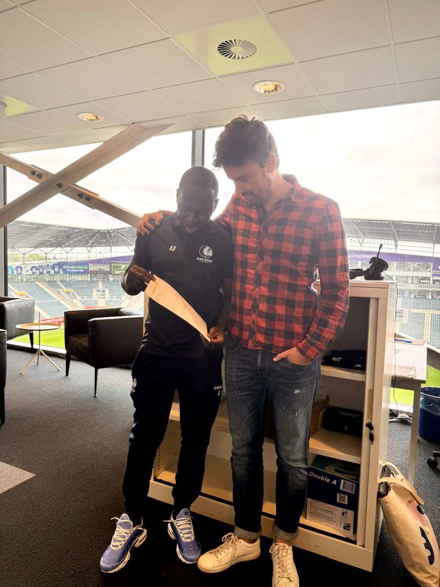 Amadou Diallo ‘’ SONNY ‘’ signe un contrat à durée indéterminée au sein du staff de la Gantoise KAA GENK, club de D1 Belgique au poste d’Intendant. 

Il est également Responsable du Centre D’entraînement de l’équipe Professionnelle.

Félicitations frérot !
