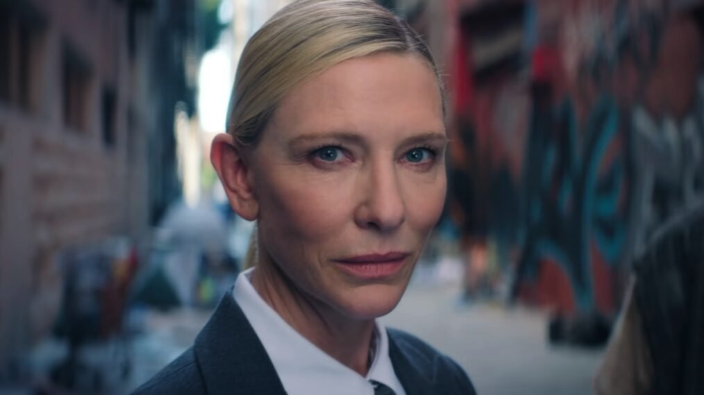 🔴🦑 SPOILER ALERT | Squid Game saison 3 se termine avec l’arrivée de Cate Blanchett dans le rôle de la Recruteuse, arpentant les rues de New York pour faire jouer les sans-abris au ddakji, annonçant ainsi un spin-off américain réalisé par David Fincher de la série coréenne.