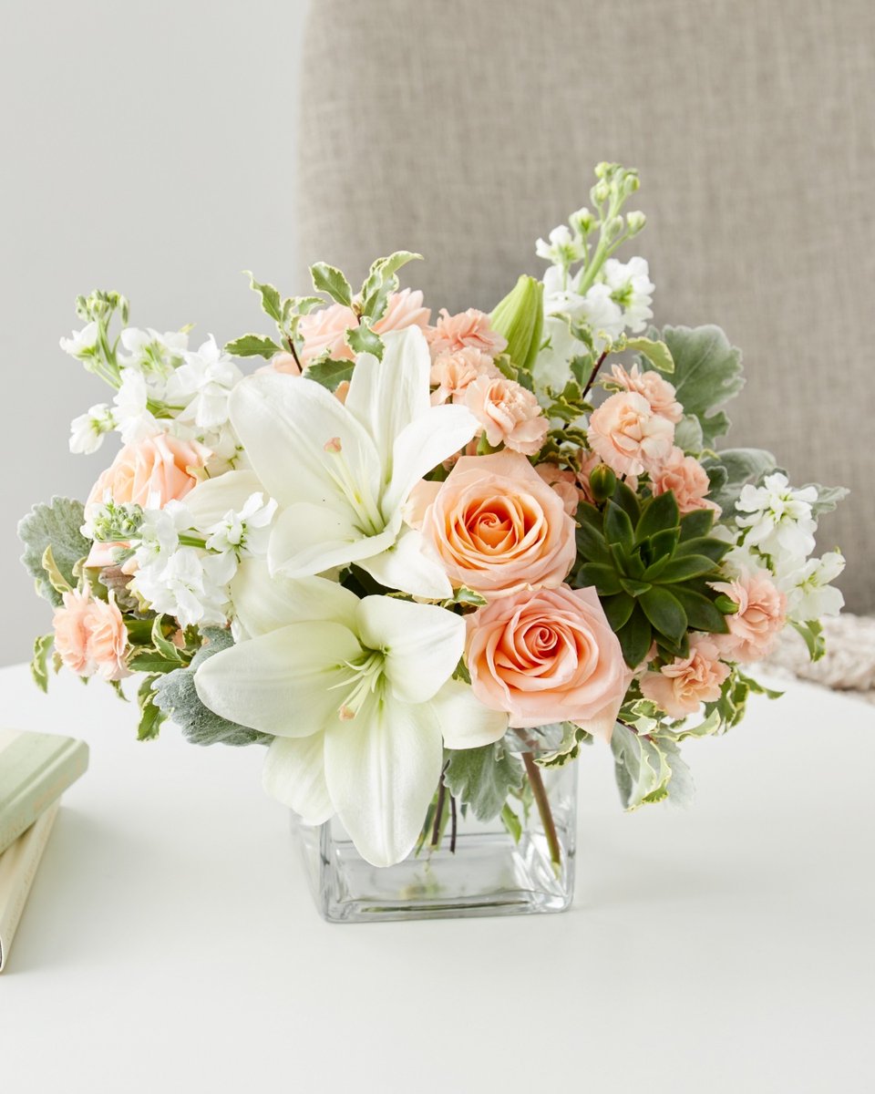 Weekend vibes: fresh flowers, sunshine, and relaxation. 🌷😌
Pick your weekend-ready bouquet.

#WeekendFlowers #SummerReady #FromYouFlowers