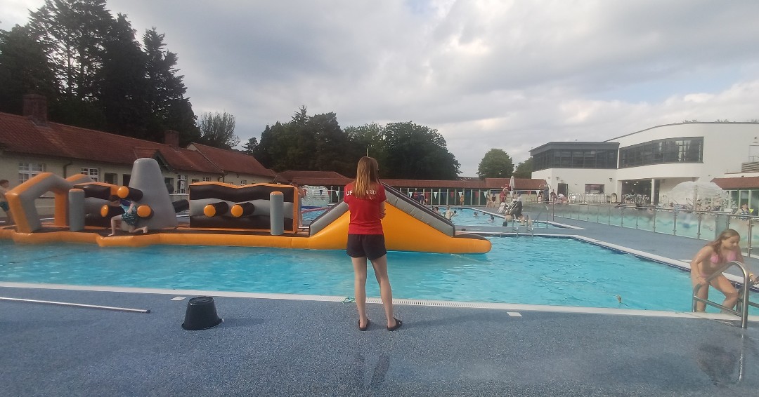 Don’t forget, tickets for all sessions from July 18 to the end of the summer hols go on sale 9am, Monday, June 30 👉 orlo.uk/JnFtM
Cofiwch fod tocynnau ar gyfer yr holl sesiynau nofio rhwng  18 Gorffennaf yn mynd ar werth 9.00am, Mehefin 30 👉 orlo.uk/Ydchq