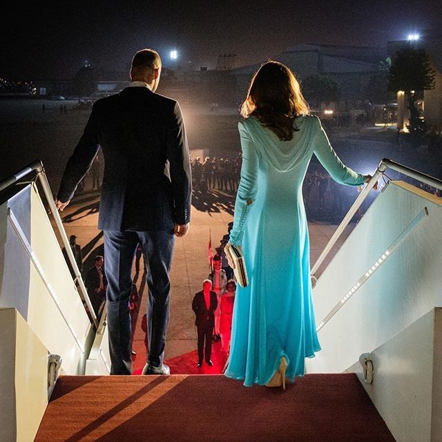 christo34036850's tweet photo. Have the Most Royal of Evenings 👑
♔HRH #GetWellSoon #frockingFabulous #ghd 🏴#FutureQueen #CatherinePrincessOfWales #PrincessofWales #PrincessCatherine #muse #RoyalFamily #iconic #Britishvogue #elegance 🐝#weekendsunshine #tatler #Vogue #keepitroyal https://t.co/KSz9P53fKP