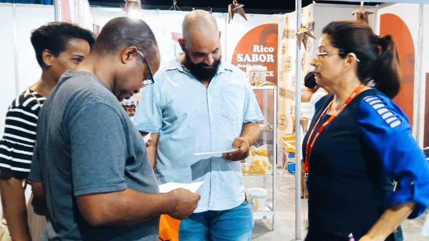 ETECSA_Cuba's tweet photo. Tras productivas jornadas de trabajo 🧑‍💻 hoy culmina #Expocaribe 2⃣0⃣2⃣5⃣.
Firmas 🖊️ de convenios y cartas de intención, rondas de negocios 🤝, concursos participativos y más, caracterizaron nuestra presencia este año en la feria 🥰.
#EtecsaConCuba 🇨🇺 https://t.co/a4kJNw2o00