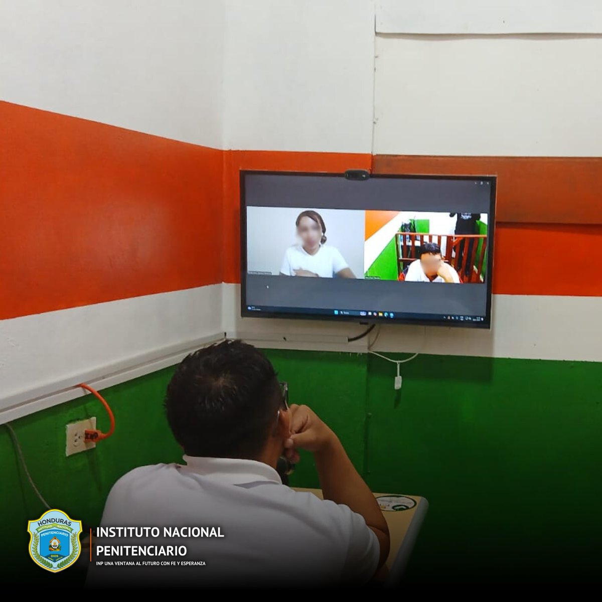 Privados de libertad de Marcala y PNFAS se comunican a través de videollamada en cabina de audiencias virtuales 

En una acción que fortalece los lazos afectivos y el bienestar emocional, una pareja de Personas Privadas de Libertad.
