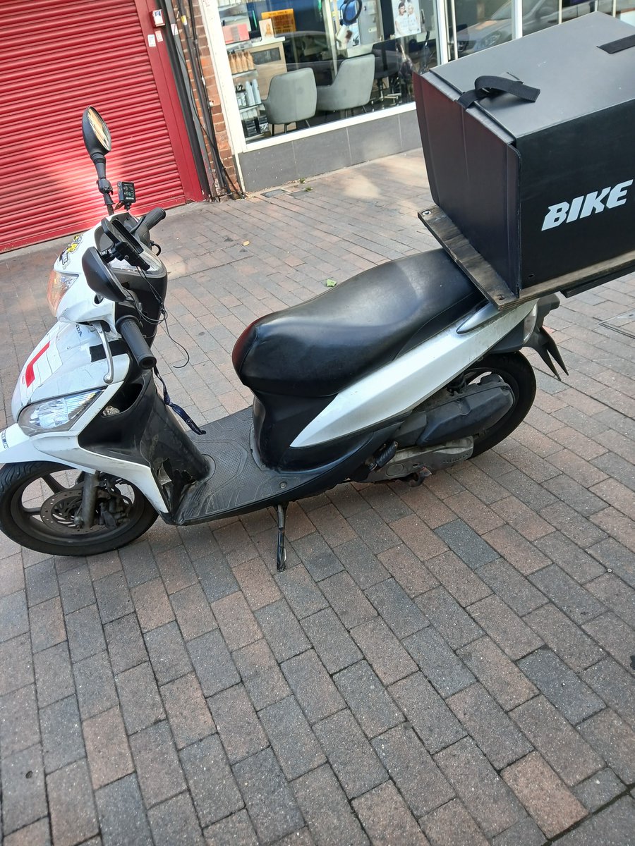 MPSSidcup's tweet image. While making enquires in Orpington, PC Dan from #SidcupSNT and PC Rob from #LonglandsSNT stopped and seized this moped for no insurance. Rider reported for said offence and bike seized ๐ต๐ฎโโ๏ธ๐ฎโโ๏ธ