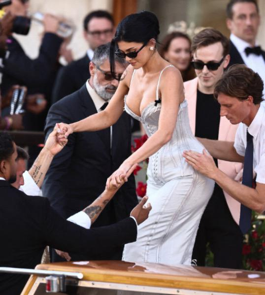 MarioNawfal's tweet image. KYLIE JENNER WEARS WHITE TO BEZOS WEDDING

While fashion icons flocked to Venice, one outfit stole the spotlight for all the wrong reasons.

Ivanka Trump and Oprah Winfrey were among the A-listers turning heads at Jeff Bezos and Lauren Sanchez’s star-studded ceremony.

Then Kylie