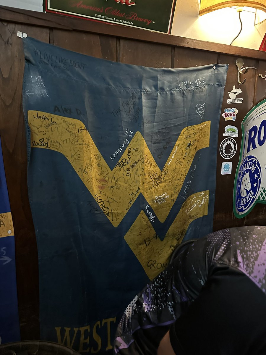 CoachWensyel's tweet photo. Steelers Bar in Rome! https://t.co/PIQpnewRby