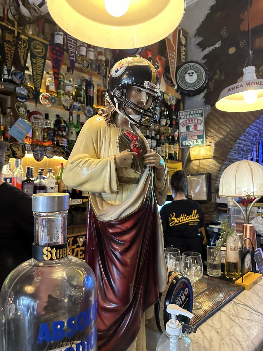 CoachWensyel's tweet photo. Steelers Bar in Rome! https://t.co/PIQpnewRby