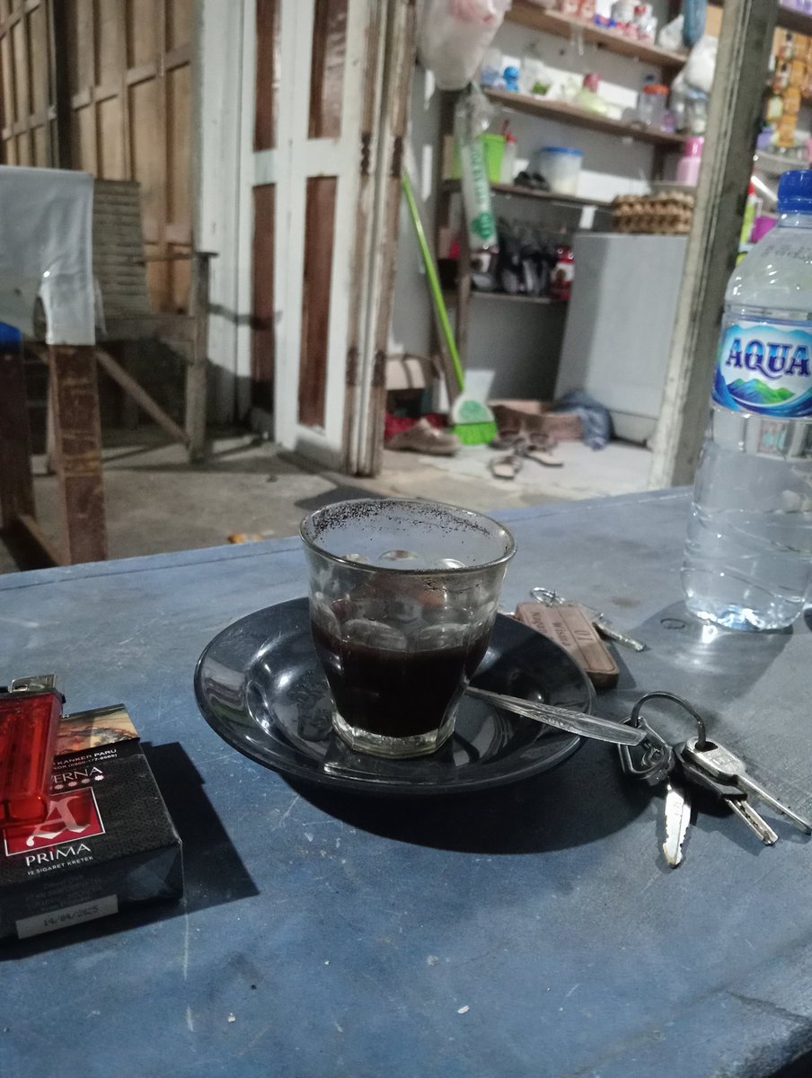 Bertamu dan bertemu.
Thanks kopinya Pak/Bu.

Btw, anakmu koq ayu.
😅🤗🙏

Mari Ngopi !/?
☕☕🚬