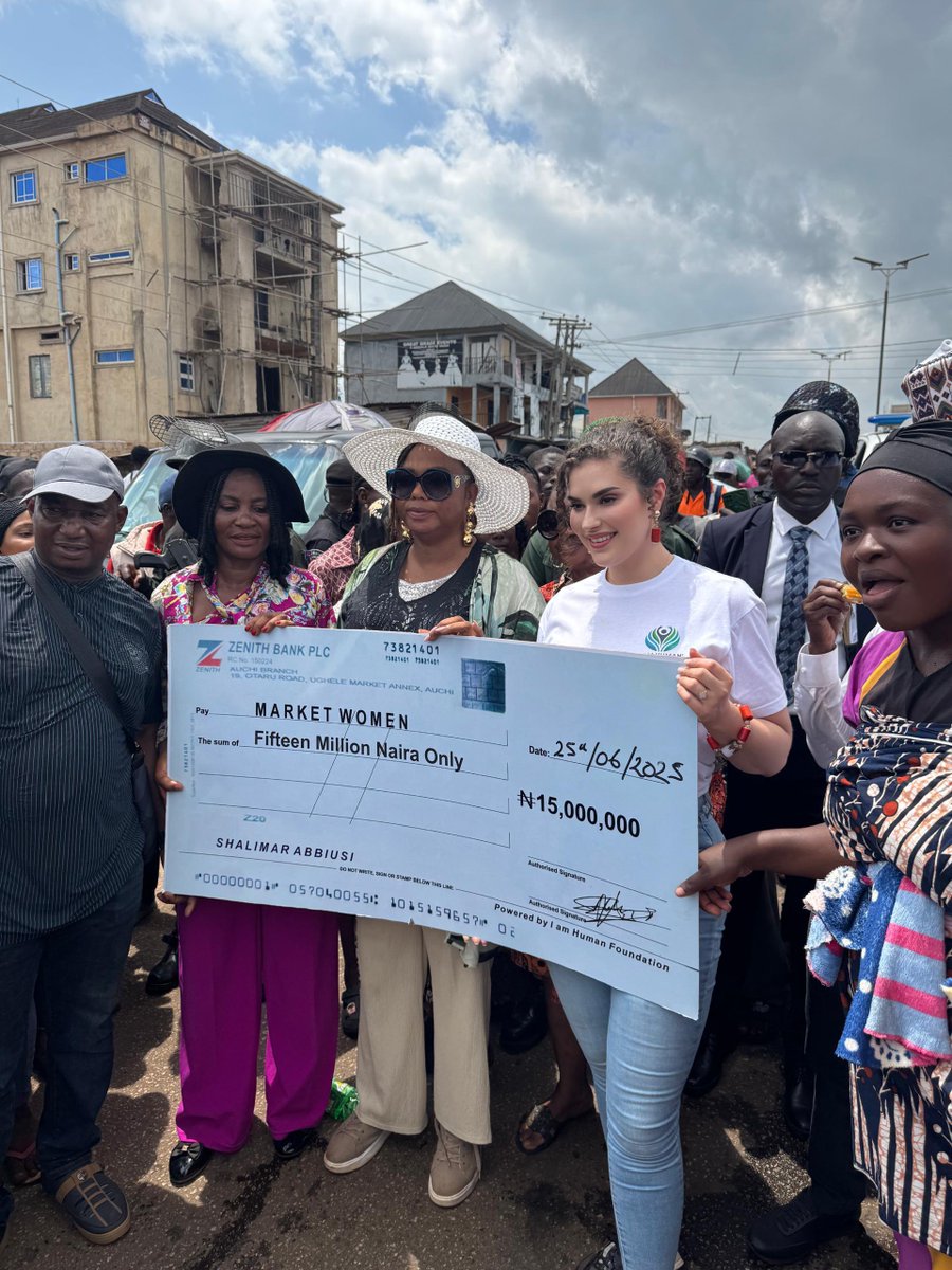 Mr_Ceyram's tweet photo. ,@Shallie_Abbiusi supports 150 women in Edo North (Nigeria) to expand their business with 15mil naira as part of her birthday donation with her foundation I Am Human with the support of the local government of Edo state and the Senate of Nigeria https://t.co/c40G1iXTAA