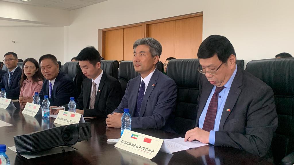 El Ministro de Sanidad, representando al Jefe de Estado, condecora a la  33°  Brigada Médica China conforme al Decreto N.º 63/2025 de fecha 10 de Junio, por su excepcional labor en la atención directa a pacientes y transferencia de conocimientos. ¡Gracias por el Compromiso.