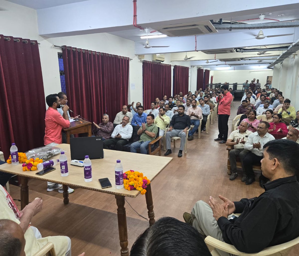 आज ग्वालियर पहुंचकर केंद्रीय कर्मियों के बीच #NPS #UPS और #OPS पर अपने विचार रखे। ऑल इंडिया एनपीएस एम्पलाइज फेडरेशन के सहयोगी संगठन नेशनल ऑडिट एंड अकाउंट फेडरेशन ने हमारे साथ कंधे से कंधा मिलाकर चलने और इस मुद्दे पर देश भर में सहयोग करने का वादा किया है। जब तक वॉलंटरी रिटायरमेंट