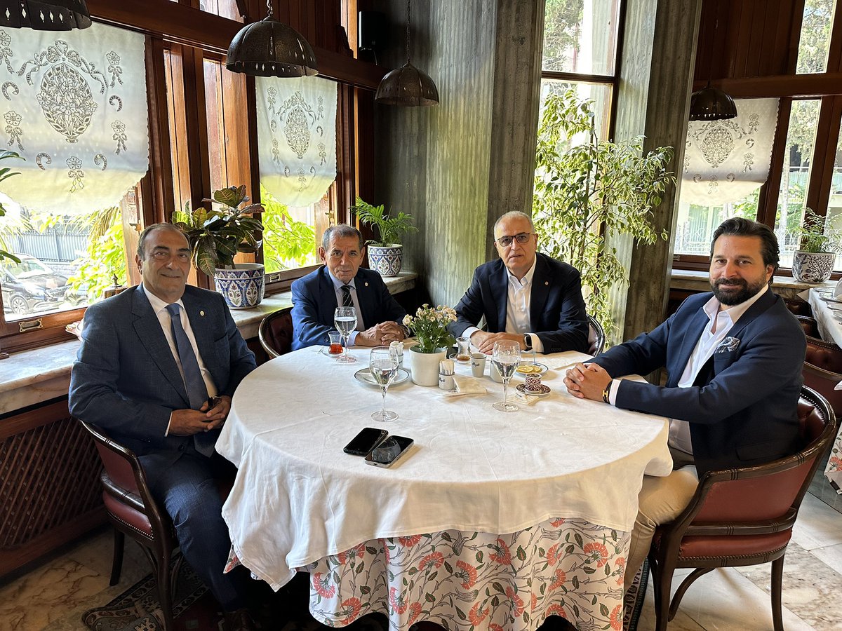 Spor ve Voleybol dolu bir öğle yemeği. ❤️🤍 ❤️💛 <a href="/makifustundag/">Mehmet Akif Üstündağ</a> #dursunözbek #mehmetcibara <a href="/TVForgtr/">Türkiye Voleybol Federasyonu</a> #Voleybol