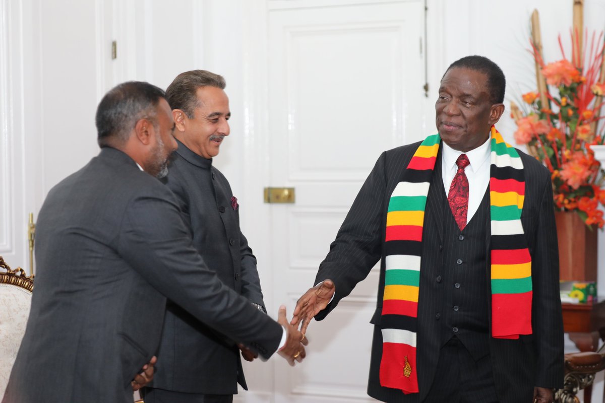 🇿🇼🇮🇳
This afternoon, H.E. President Emmerson Dambudzo Mnangagwa met with India's visiting Minister of State for External Affairs, Hon. Kirti Vardhan Singh, at State House, where they discussed ways to deepen bilateral relations.
Zimbabwe and India are intensifying their bilateral