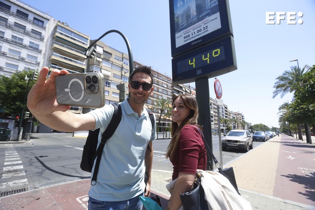 Córdoba y Sevilla alcanzarán este sábado máximas de 43 grados en una jornada de aviso naranja en cinco provincias a consecuencia de la ola de calor que afecta a Andalucía.