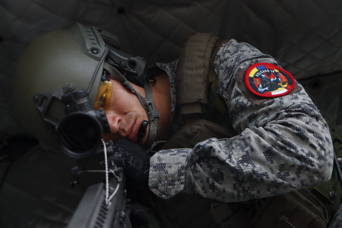#FotoDelDía | Puntería y nervios de acero caracterizaron a los Tiradores Escogidos de Plataforma Aérea y Superficie, TEPLAS, en el entrenamiento conjunto con la <a href="/fapperu/">Fuerza Aérea del Perú</a>, su desempeñó reafirmó la interoperabilidad de la <a href="/FuerzaAereaCol/">Fuerza Aeroespacial Colombiana</a> que traspasa fronteras.

#AdAstra🚀