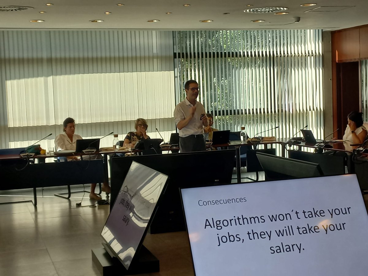 TodoliAdrian's tweet image. Hoy en la Universidad Publica de Navarra hablando de los efectos de la IA en el contrato de trabajo ante un público internacional muy entregado e interesado.
Muchas gracias Julen Llorens por la invitación.