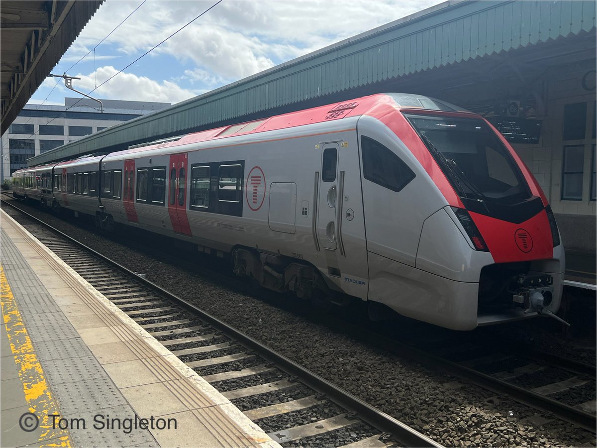 TomSingleton4's tweet image. Stadler Flirt 231007 at Cardiff Central. 

26/06/2025

#class231 #CardiffCentral