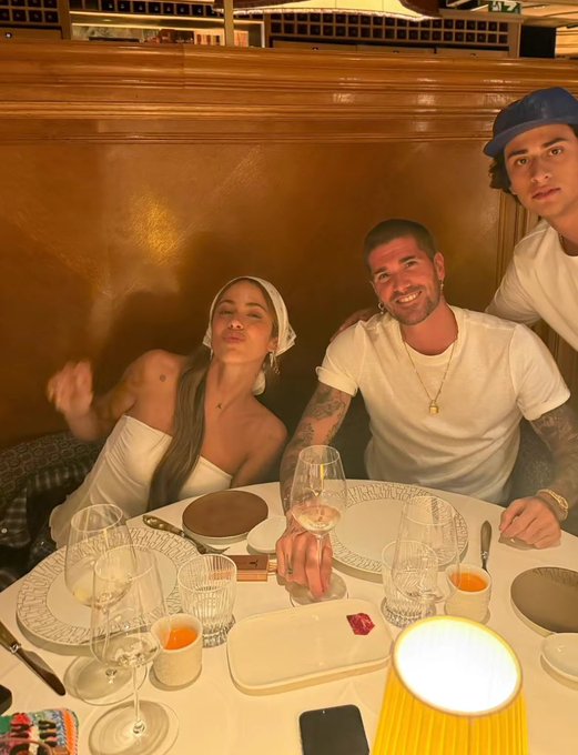 Tini y Rodrigo de Paul fueron vistos juntos en un restaurante comiendo. Un fan se sacó una foto y la público recientemente por redes. Tini está con el pelo largo y De Paul rapada, sin duda están en su prime.