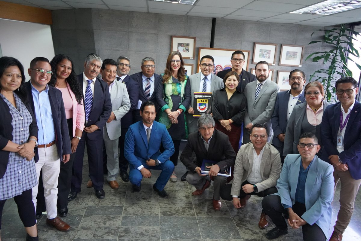 COMUNICADO | ¡Celebramos un paso importante por la educación financiera en el país!
Agradecemos al <a href="/Educacion_Ec/">Ministerio de Educación, Deporte y Cultura</a>   y a la Ministra <a href="/AlegriaCrespo/">Alegría Crespo Cordovez</a>  por su apertura y compromiso, reflejado en la firma del convenio que fortalece nuestro trabajo conjunto. Facilitando así sus procesos