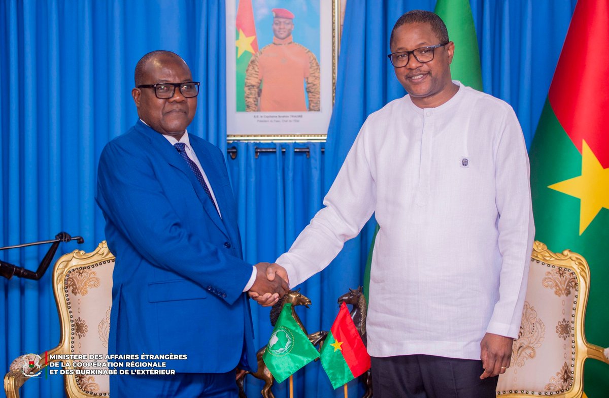 25/06/25, le Chef a.i de la MISAHEL, M. Fulgence Zeneth a été reçu par le Ministre des Aff Etrangères du Burkina SEM KARAMOKO T. Jean Marie. Après échange sur la situation politico-sécuritaire, le Ministre a plaidé pour plus de dialogue&amp;d’écoute entre l’UA &amp; pays du Sahel central