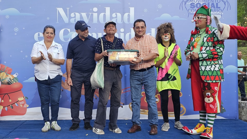 ComunitariosES's tweet photo. Cuando entregamos canastas solidarias a las familias de escasos recursos no solo entregamos arroz, frijoles, azúcar y alimentos de primera necesidad, sino que llevamos esperanza y solidaridad👨👩👧👦🇸🇻
#MovimientoComunitario #Desde2010 #PromoviendoSoluciones #ComunitariosES https://t.co/ZQMJO09k16