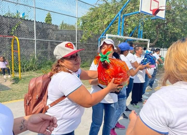 ComunitariosES's tweet photo. Cuando entregamos canastas solidarias a las familias de escasos recursos no solo entregamos arroz, frijoles, azúcar y alimentos de primera necesidad, sino que llevamos esperanza y solidaridad👨👩👧👦🇸🇻
#MovimientoComunitario #Desde2010 #PromoviendoSoluciones #ComunitariosES https://t.co/ZQMJO09k16