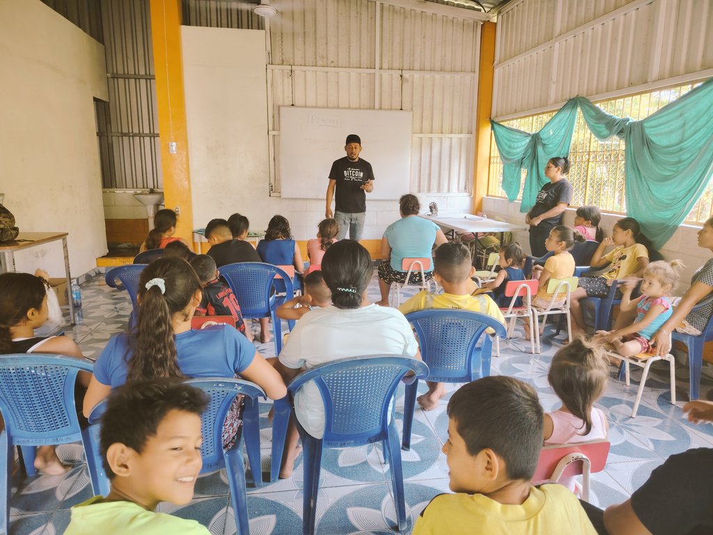 Bitcoinpirraya's tweet image. Last Saturday, @Luis21satoshi started activities on our island with a prayer with the kids and Bitcoin lessons. Isaac Guerrero shared words of encouragement, and Maricela led the spiritual class.
🫶🧡⚡⛵🏝️🏝️🏝️