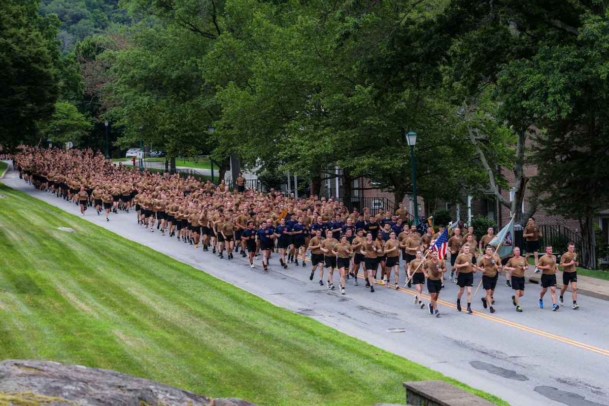 WestPoint_USMA's tweet image. 🏃♂️💨 Nothing like a Run Back to the place where strength meets service. Our new Yearlings are back at West Point, where every mile is earned. 🇺🇸
#RunBack #DutyHonorCountry #CST2025